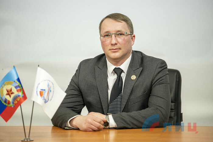 37-річний Роман Олексин родом з Алчевська Луганської області.